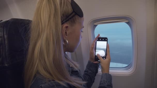 Menina adolescente filmando vista de avião — Vídeo de Stock