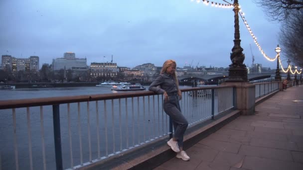 Ragazza adolescente in tuta a Londra al tramonto — Video Stock