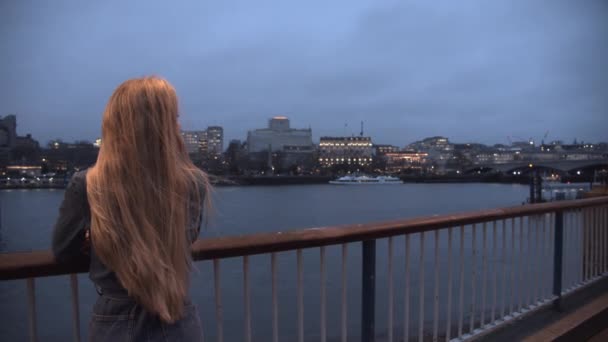 Blonde adolescente regardant au-dessus de la Tamise — Video