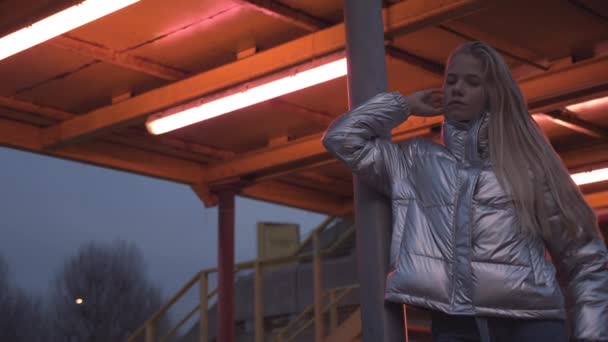 Teenage Girl Posing In Silver Puffer Jacket — Αρχείο Βίντεο