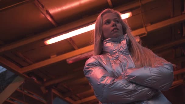 Adolescente rubia chica en plata Puffer chaqueta — Vídeo de stock