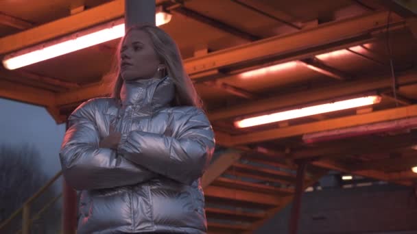 Adolescente loira menina em prata Puffer Jacket — Vídeo de Stock