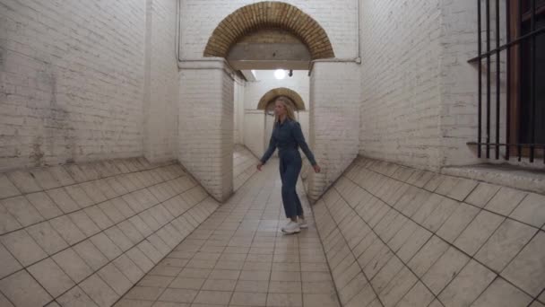 Blond Girl In Jumpsuit Jumping In Tunnel — ストック動画