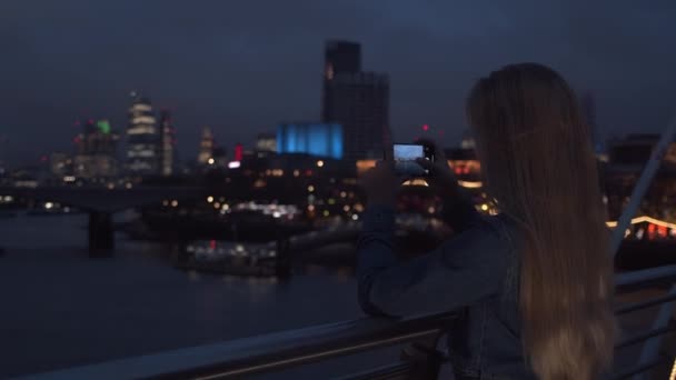 Loira adolescente turista filmando com smartphone sobre a cidade — Vídeo de Stock