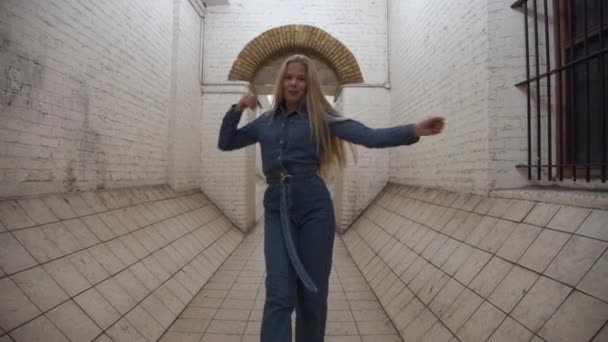 Blond Girl In Jumpsuit Dancing In Tunnel — ストック動画