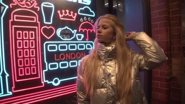 Блондинка підліток дівчина по neon знак — стокове відео