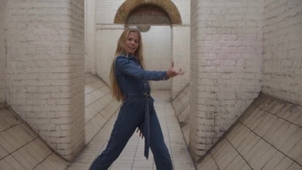 Rubia chica en mono bailando en túnel — Vídeo de stock