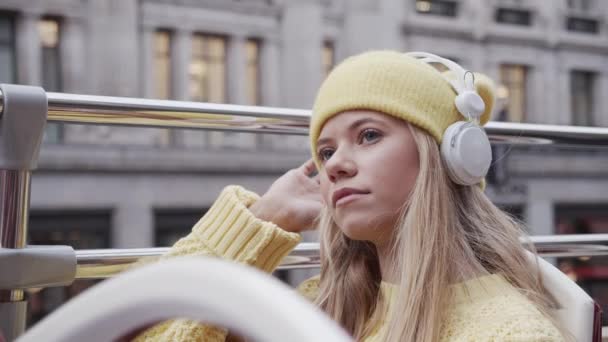 Rubia adolescente turista con auriculares en autobús — Vídeos de Stock