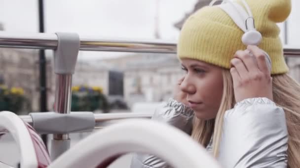 Menina adolescente colocando em fones de ouvido no ônibus — Vídeo de Stock