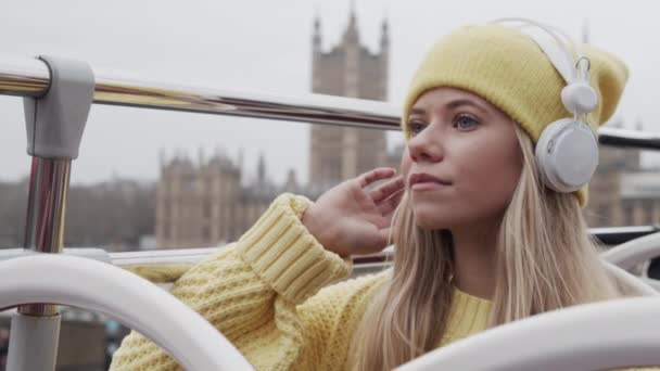 Adolescente chica vista viendo en tour autobús — Vídeo de stock