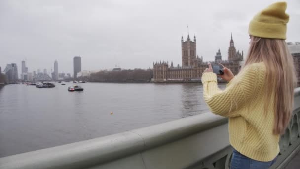 Teenage Tourist Filmación con Smartphone Over City — Vídeos de Stock