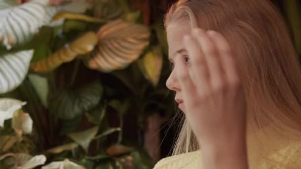 Девушка-подросток позирует для селфи на смартфоне — стоковое видео
