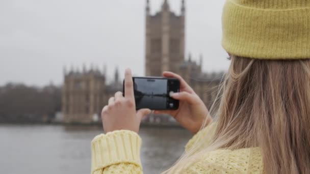 Turista adolescente con smartphone a City River — Video Stock