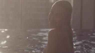 Otel Havuzunda Yüzen Güzel Kadın