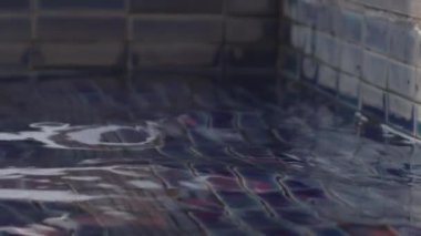 Kadın Ayağı Yüzme Havuzu 'na Giriyor