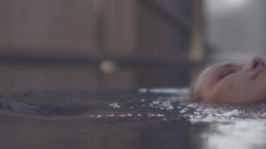 Otel havuzunda uzanan Güzel Kadın