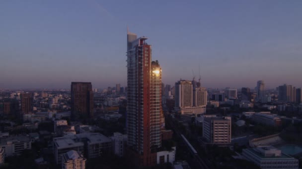 La luz del sol brillando en rascacielos en la ciudad — Vídeos de Stock