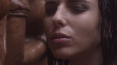 Yağmurda Okşayan Kadın Yüzü