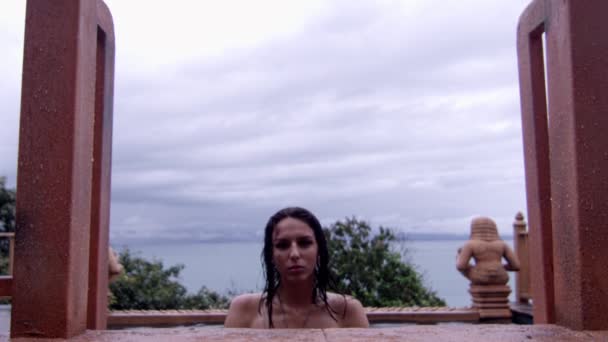 Bela morena em azul molhado vestido Rising da água — Vídeo de Stock