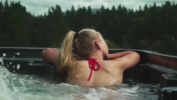 Mujer joven relajante en bañera de hidromasaje — Vídeo de stock