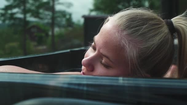 Schöne junge Frau entspannt sich im Whirlpool — Stockvideo
