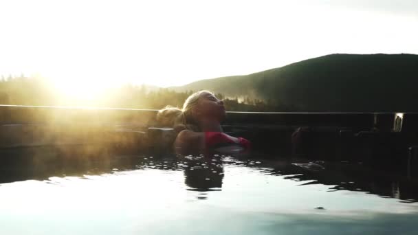 Mulher Relaxante Hot Tub As Sunsets — Vídeo de Stock