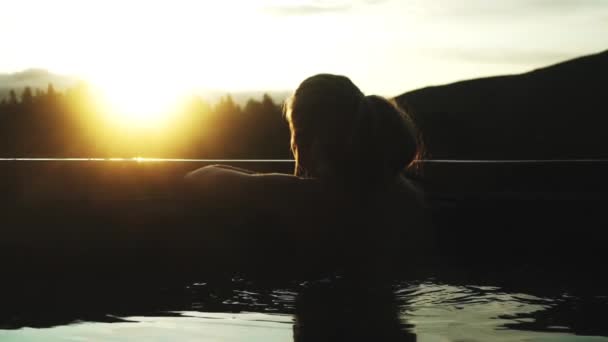 Mujer rubia relajante bañera de hidromasaje como puestas de sol — Vídeos de Stock