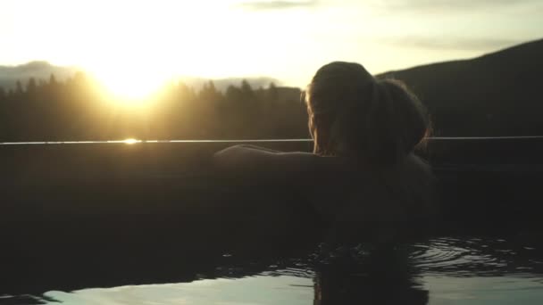 日没として熱いチューブに横たわっている女性 — ストック動画