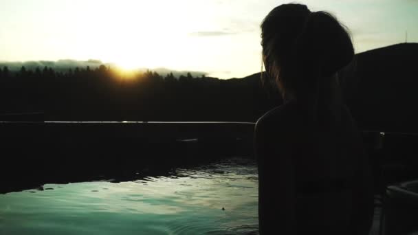 Mujer en bañera de hidromasaje y viendo la puesta de sol — Vídeos de Stock