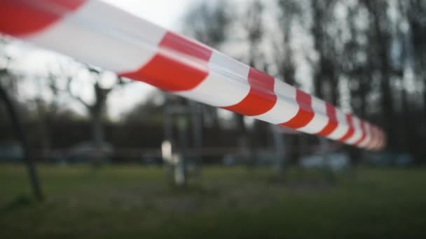 Cinta de precaución Covid-19 en todo el parque — Vídeo de stock