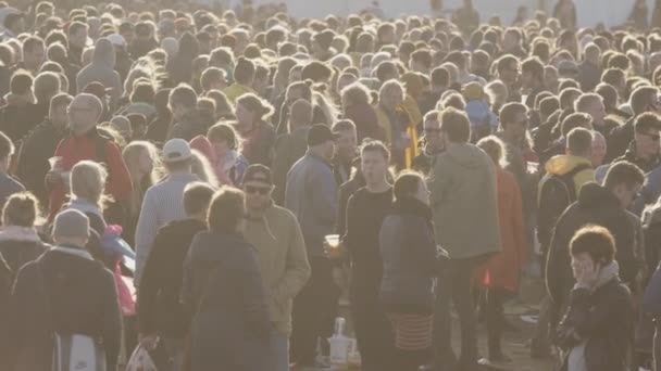 An einem sonnigen Tag versammelte sich eine große Gruppe von Menschen an einem Ort — Stockvideo