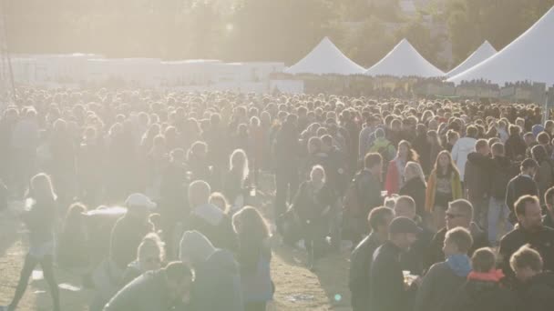 La foule s'est rassemblée à la plage pour un événement par une journée ensoleillée — Video