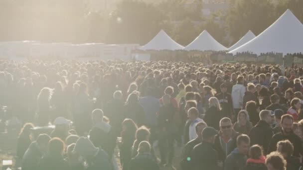 Dav lidí, kteří stojí a shromažďují se na dánském festivalu Northside — Stock video