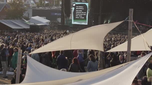 Colpo costante di tenda bianca e gruppo di persone riunite — Video Stock
