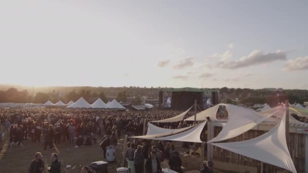 Hermosa vista de una multitud de personas durante el Festival Northside — Vídeo de stock