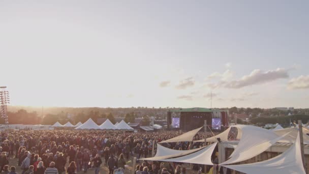 Обзор Нортсайдского фестиваля с тысячами людей, ожидающих — стоковое видео