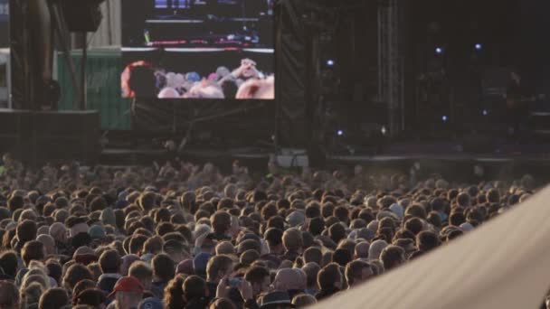 Gente viendo tocar a la banda durante el festival de 3 días Northside — Vídeos de Stock