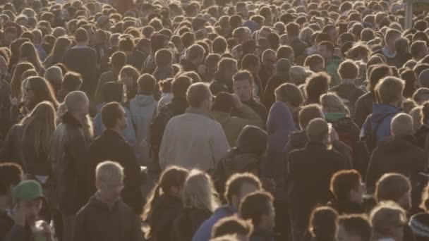 Multitud de asistentes fuera del Festival Northside en Dinamarca — Vídeos de Stock