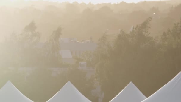 Pohled na siluety hor naklánějící se k návštěvníkům festivalu — Stock video