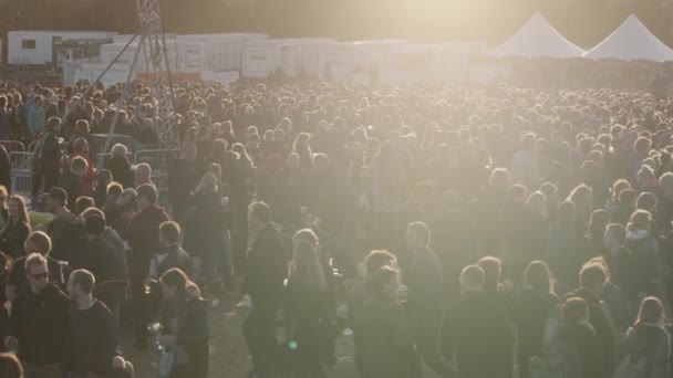 Personas esperando pacientemente afuera durante el Festival Northside en Dinamarca — Vídeo de stock
