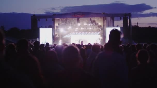 Silueta de multitud viendo una actuación de la banda durante el Festival Northside — Vídeo de stock