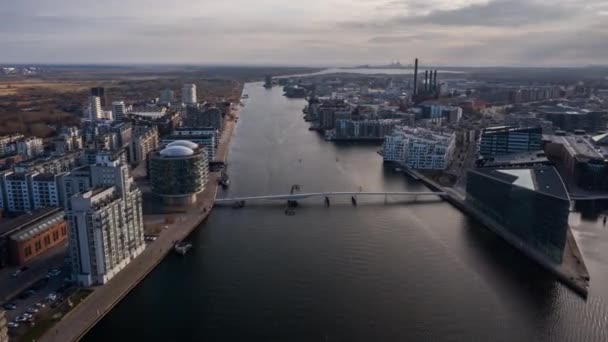 Drone Πτήση πάνω από την πόλη και τη γέφυρα της Κοπεγχάγης — Αρχείο Βίντεο