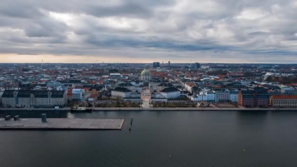 Drone πάνω από την πόλη της Κοπεγχάγης — Αρχείο Βίντεο