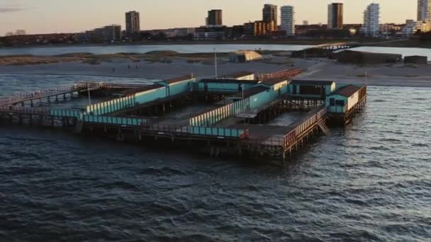 Drone vlucht over Amager Strandpark — Stockvideo