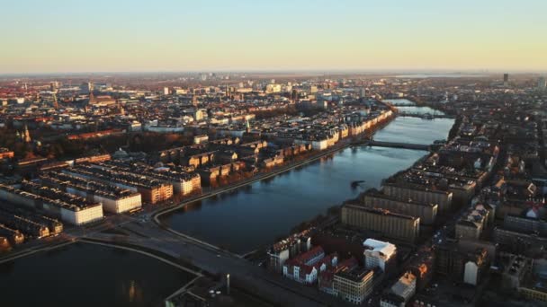 Drone vlucht over de stad en de brug van Kopenhagen — Stockvideo