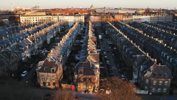 Drone vlucht over huizen in Kopenhagen — Stockvideo