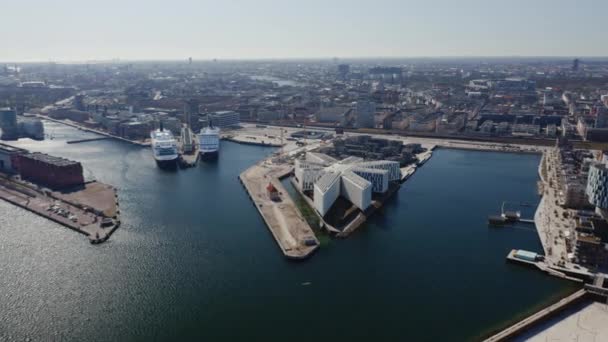 Voo de drone sobre o porto de Nordhavn — Vídeo de Stock