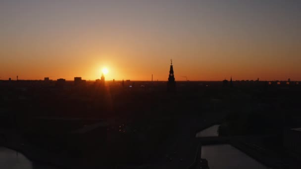 Drone vlucht over Kopenhagen bij zonsondergang — Stockvideo