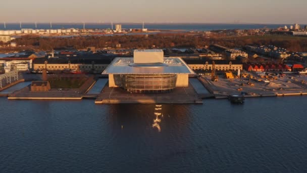 Vuelo de drones sobre la Ópera de Copenhague — Vídeos de Stock