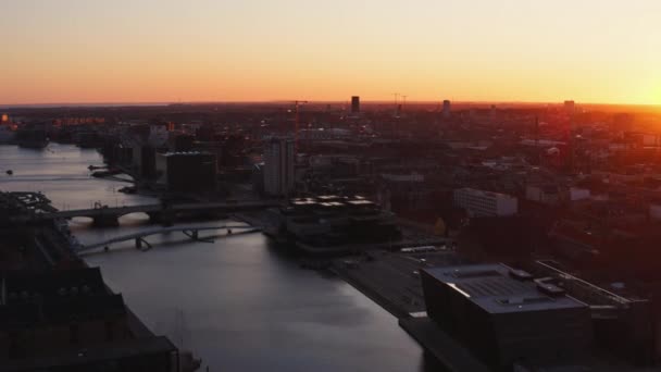 Vuelo con drones sobre la ciudad de Copenhague al atardecer — Vídeos de Stock